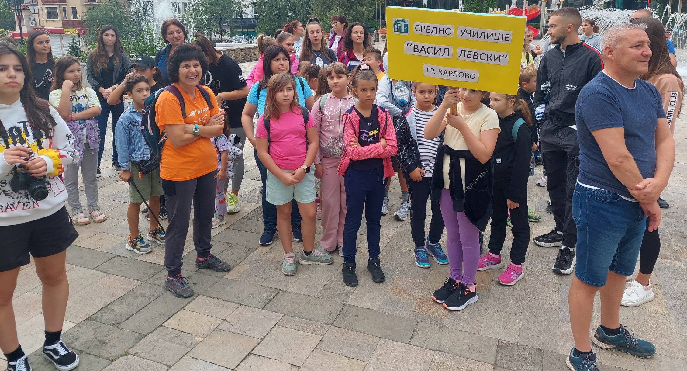 Граждани, младежи-доброволци и общинската администрация чистиха Карлово заедно